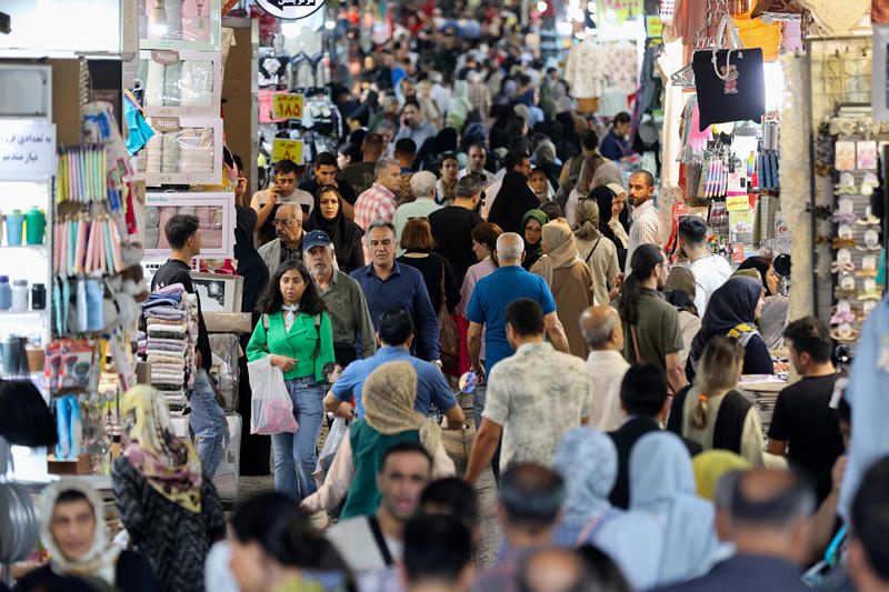 当地时间2025年9月27日，伊朗德黑兰，民众在德黑兰集市行走。图/IC photo