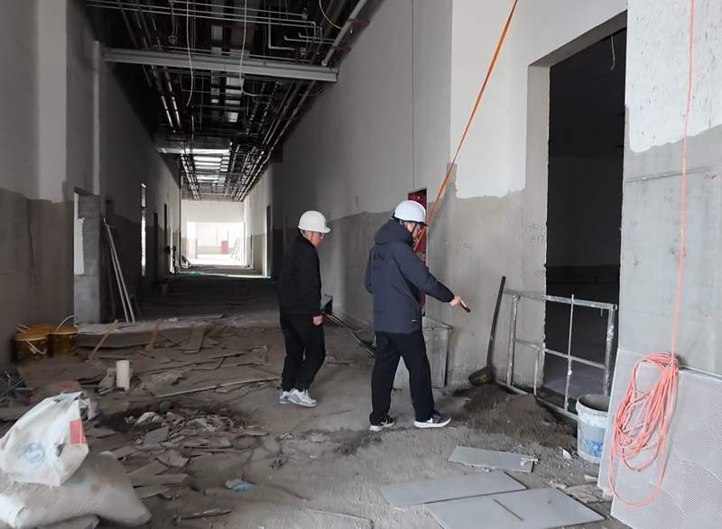 新翻动的泥土、刚铺设的地板，说明室内工程并未停止。新京报记者 展圣洁 摄