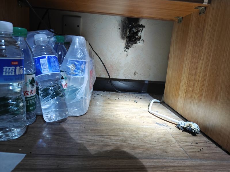 插线板插头被烧坏。大兴消防供图