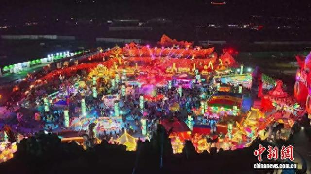 12月19日晚，位于甘肃临夏州临夏市的“花开临夏”不夜城开园。图为航拍视角下的不夜城。临夏市融媒体中心 供图