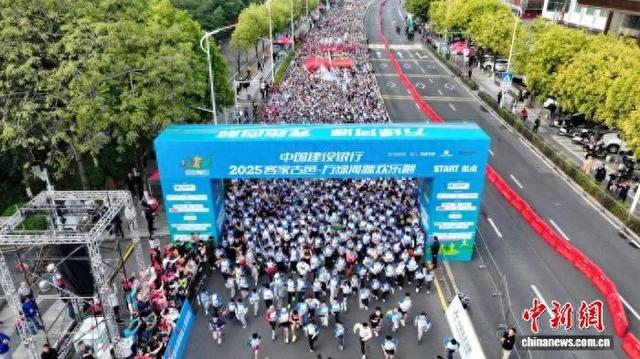 图为2025客家古邑·万绿河源欢乐跑现场。 (河源市委宣传部 供图)