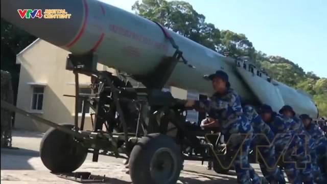 越南海军从4K44 Redut岸基防御系统中装填和发射P-35反舰导弹|_新浪军事_新浪新闻