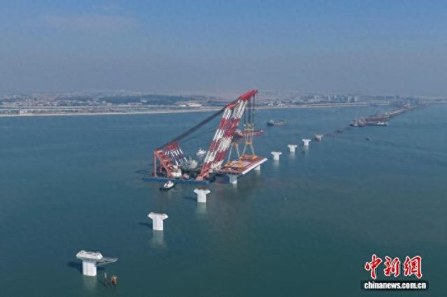 20日，厦金大桥厦门段项目海上首榀钢箱梁吊装成功。 中铁大桥局五公司 供图