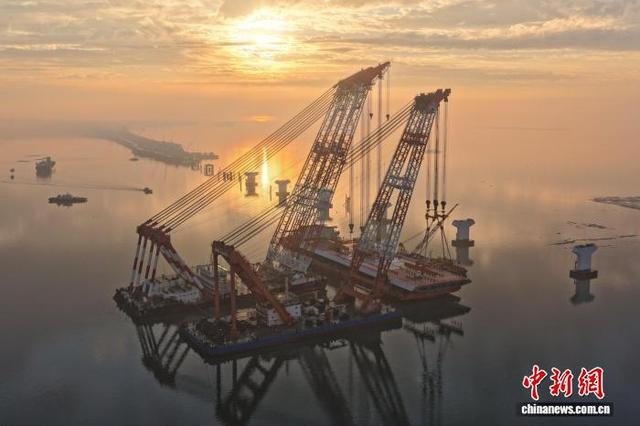 20日，厦金大桥厦门段项目海上首榀钢箱梁准备吊装。 中铁大桥局五公司 供图