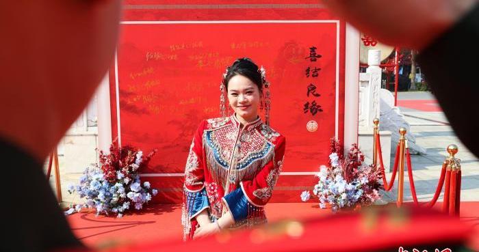 广西柳州武警举办军人集体婚礼