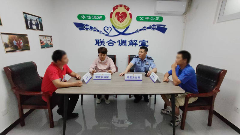 调解室里，常营派出所社区民警在给有矛盾的邻里做工作。受访者供图