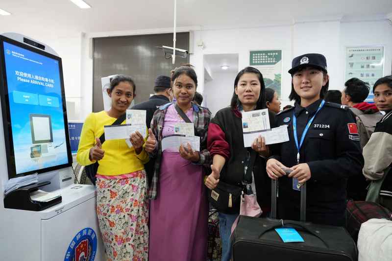 截至12月18日12时，瑞丽口岸2025年旅客出入境达500.08万人次。瑞丽边检供图
