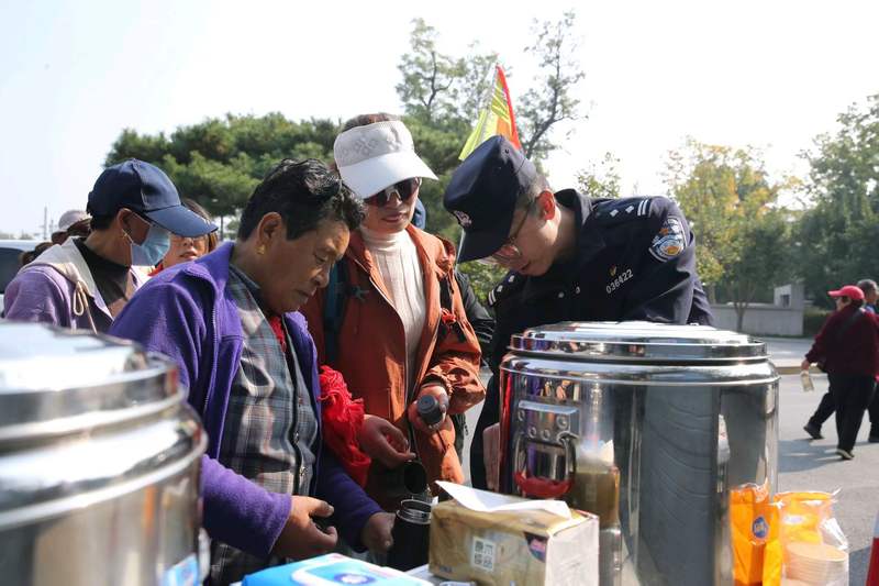 香山派出所门口的便民热水站，每天清晨八点半准时“开张”。受访者供图