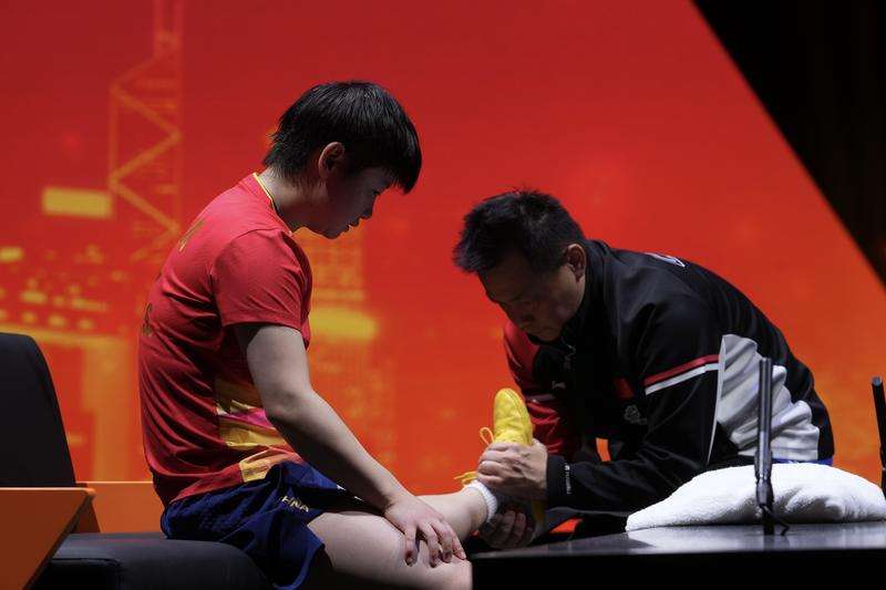 12月13日，孙颖莎在比赛中接受治疗。新华社发（吕小炜摄）