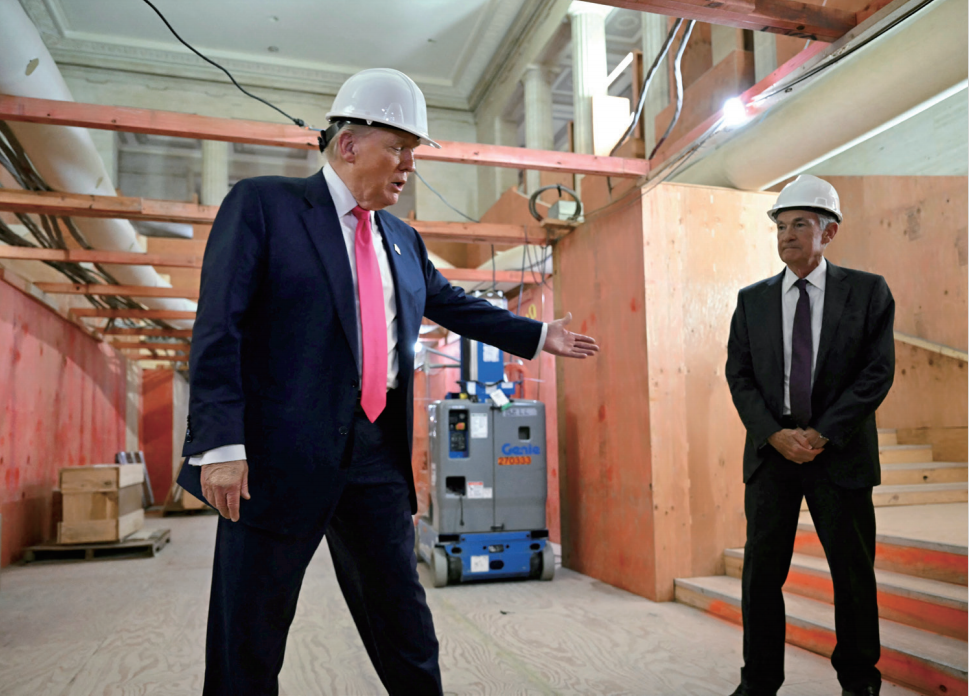 2025年7月24日，美国总统特朗普（左）参观维修中的美联储总部时与美联储主席鲍威尔交谈。图/法新