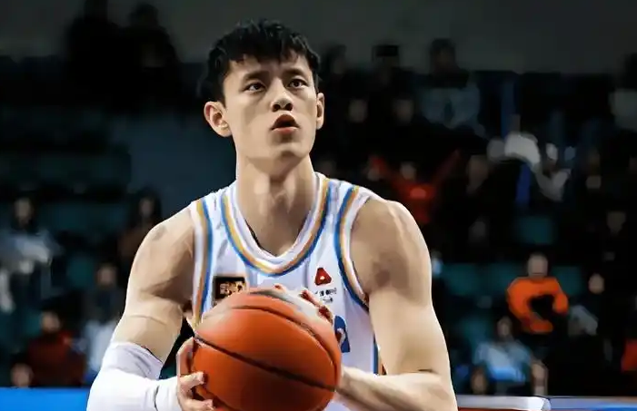 不是NBL老鹰队，曾凡博官宣即将签约，球队曝光，年薪最高550万|曾凡博|老鹰队|年薪