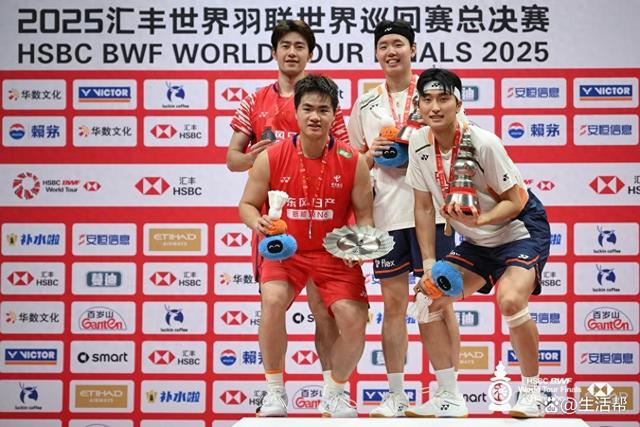 男双亚军梁伟铿/王昶与冠军金元浩/徐承宰合影。