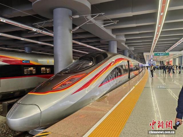 12月22日，广州至湛江高铁全线开通运营。图为首发列车。中新网记者 郭军 摄