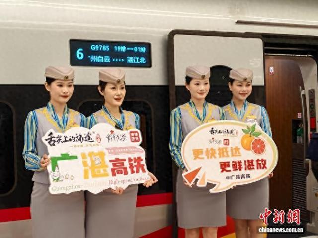 12月22日，广州至湛江高铁全线开通运营。图为首发列车工作人员。中新网记者 郭军 摄