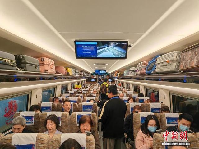 12月22日，广州至湛江高铁全线开通运营。图为首发列车。中新网记者 郭军 摄