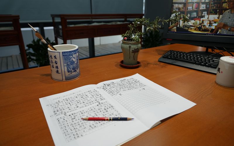 书房原样保留了两位教授的工作场景，书桌上的笔筒是陈平原设计并题词的。首都图书馆供图