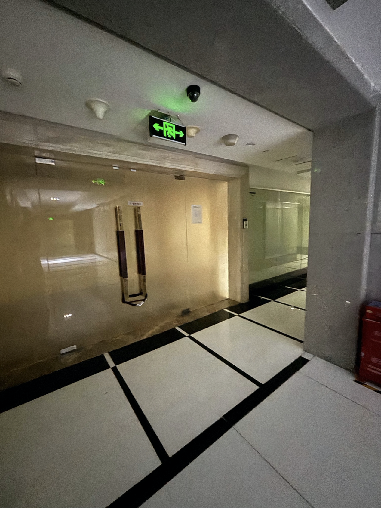 （金雅福集团原罗湖总部现场大门紧缩。摄影/王方然）