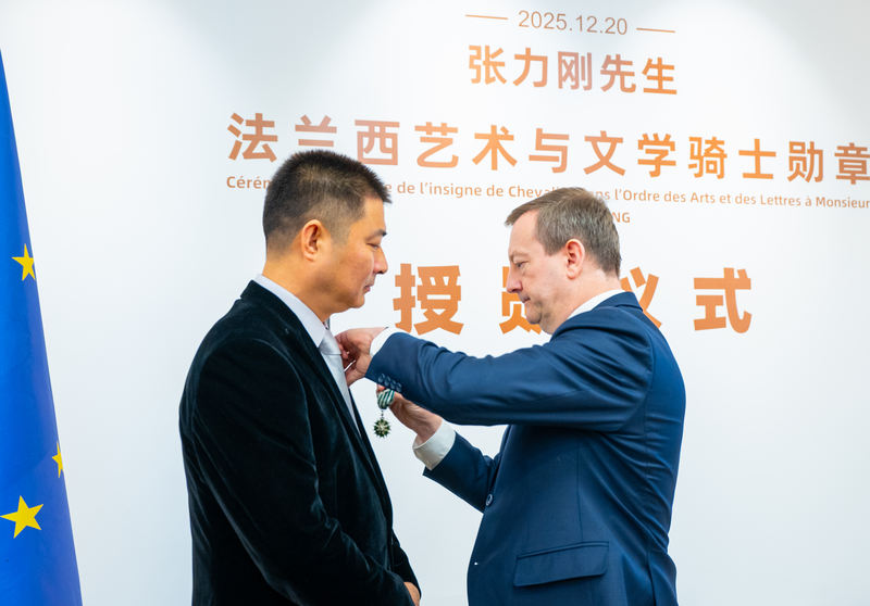 张力刚荣获法兰西艺术与文学骑士勋章。