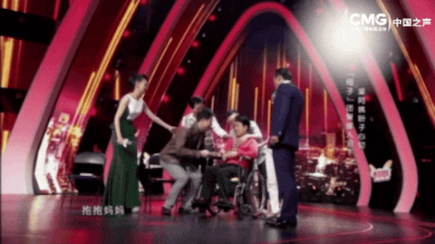 节目现场，姜经纬拥抱梁巧英