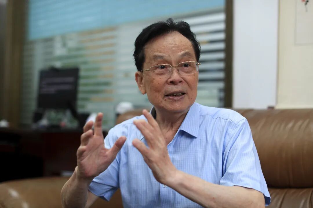 郭光灿院士在接受科技日报记者采访。季春红 摄