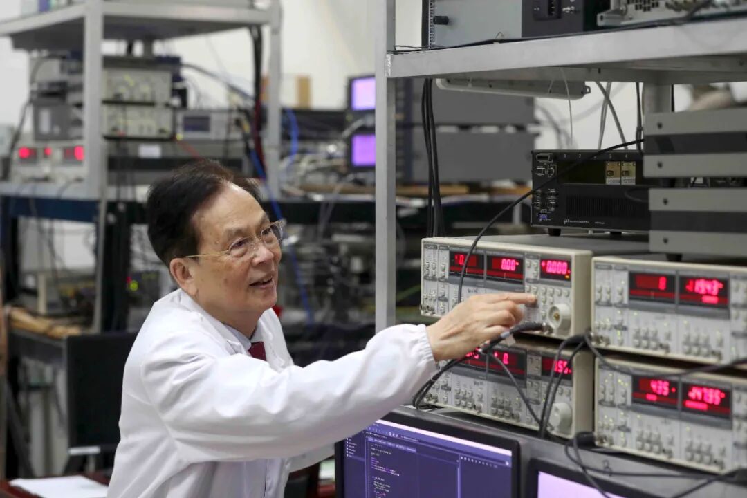 郭光灿院士在实验室进行数据监测。徐国康 摄