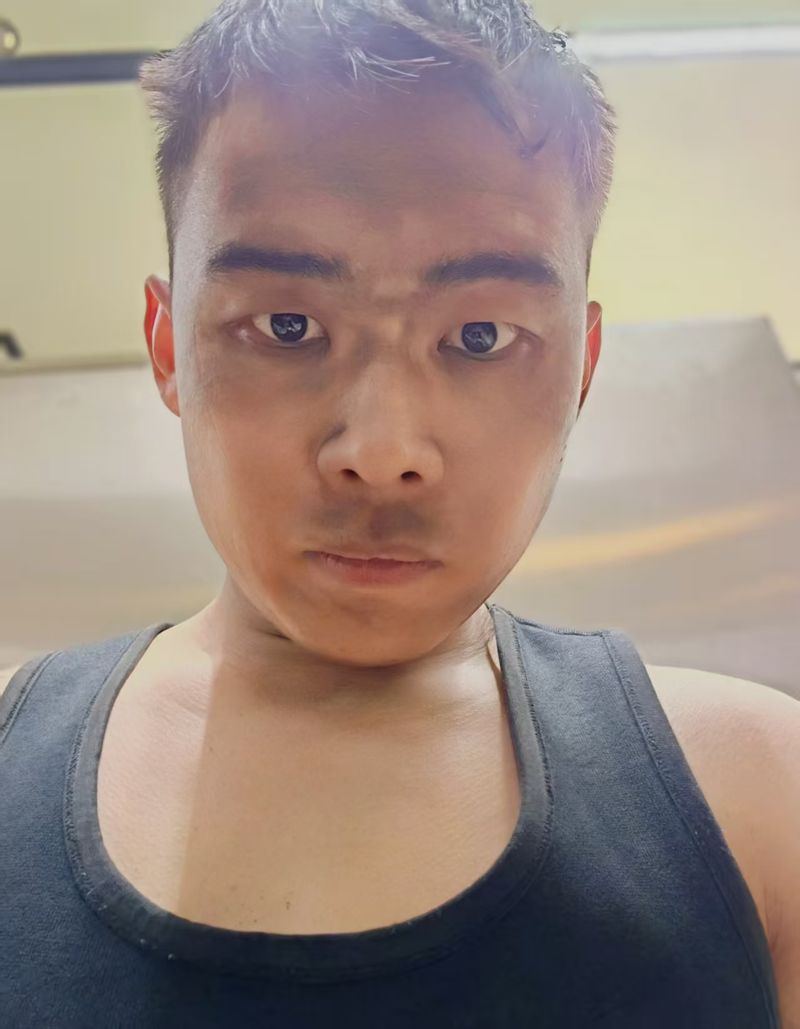 下井结束，高跃忠和工友们一样，脸染上煤灰。受访者供图