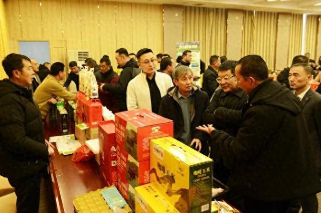 图为两地企业现场体验互动。 杨应平 摄