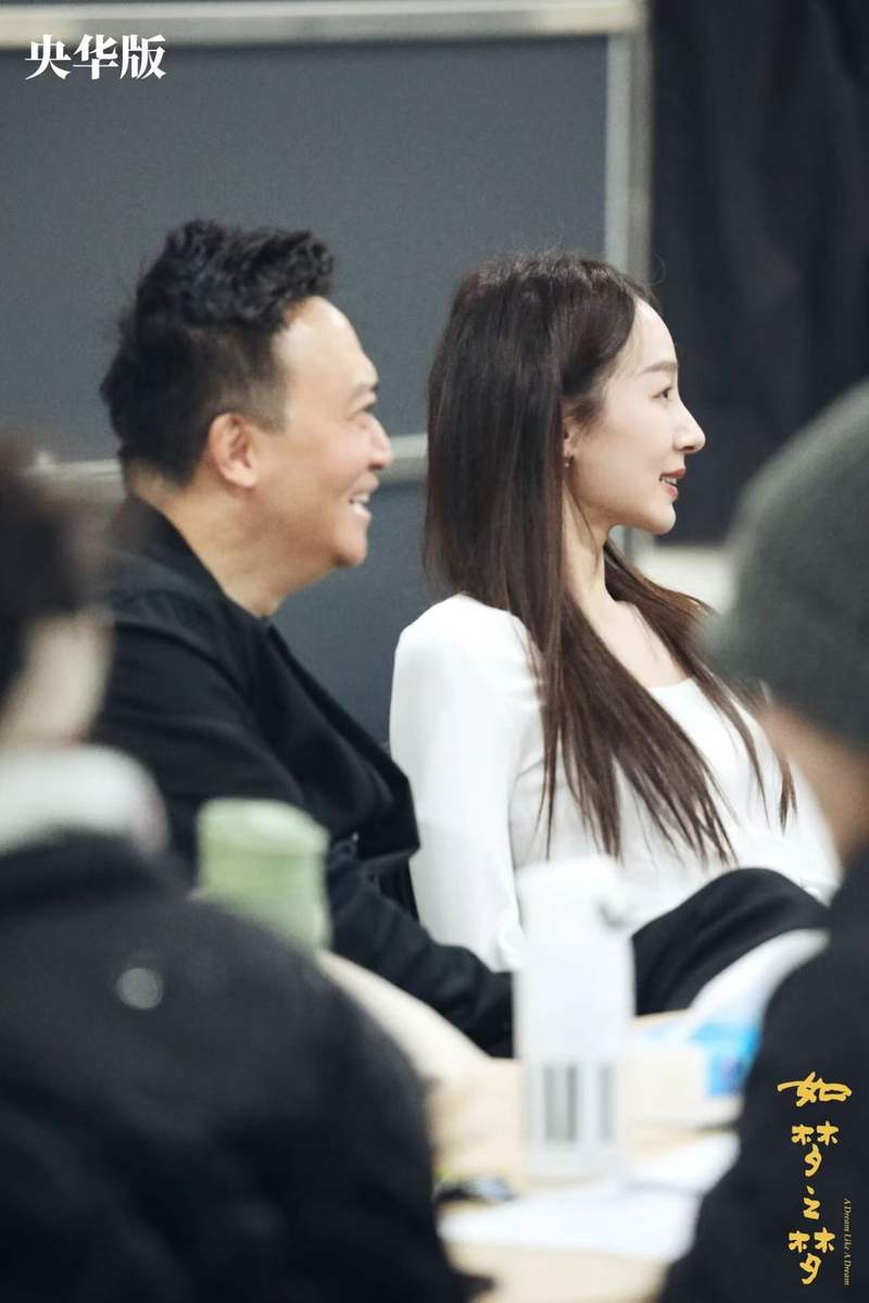 导演王可然和孟庆旸在创排中沟通。