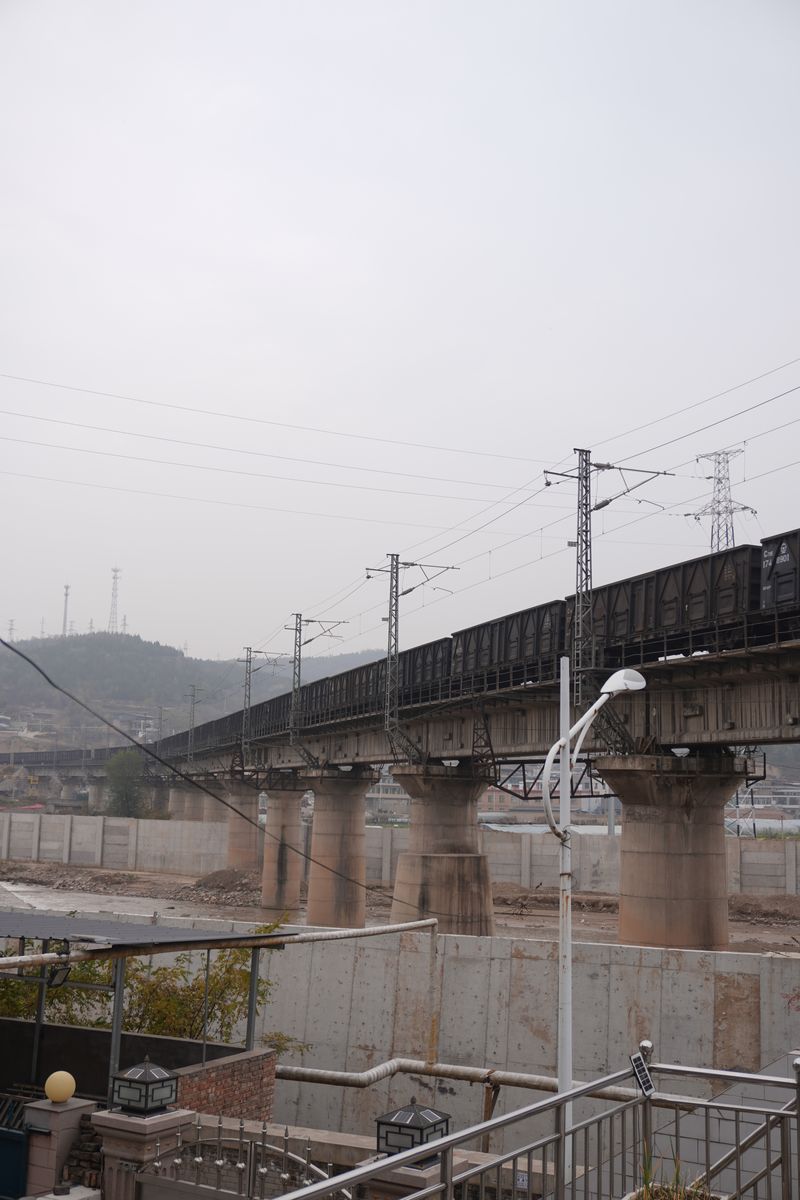 高跃忠家门口常有运煤列车驶过。新京报记者 左琳 摄