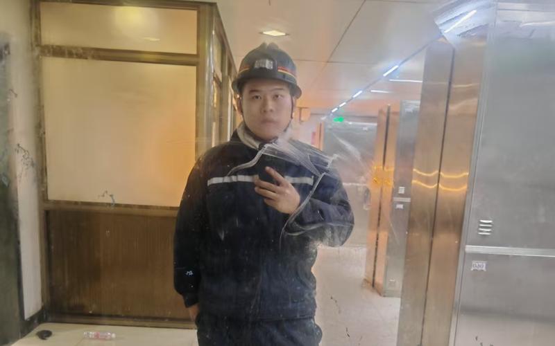 高跃忠准备下井。受访者供图