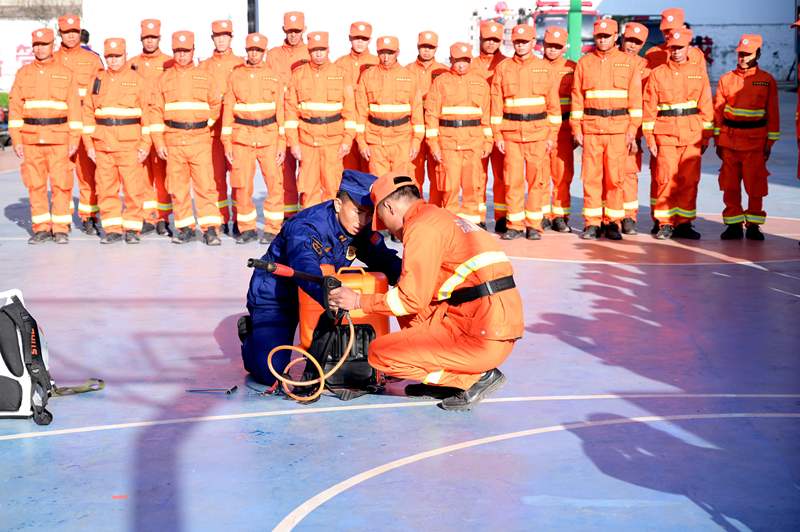 半专业扑火队员进行装备操作与使用训练。 施亚流 摄