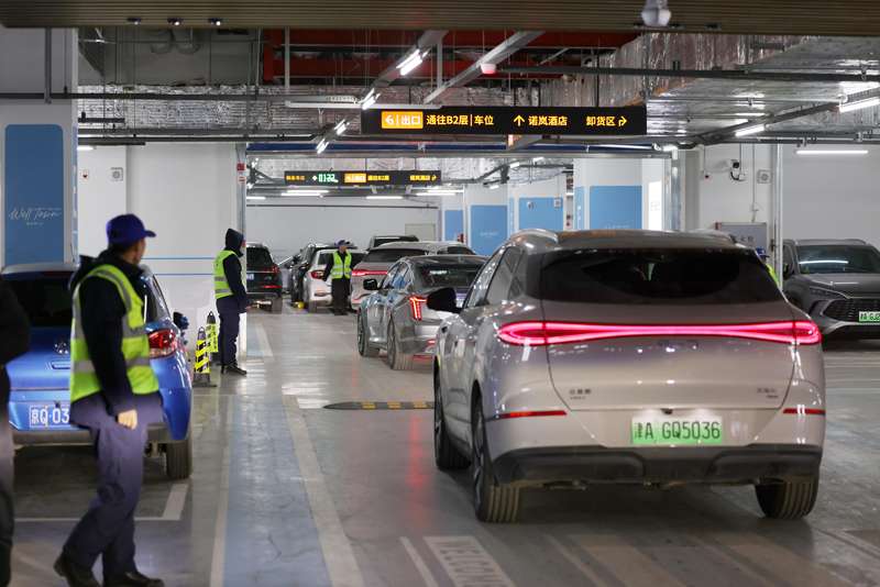 商场地下停车场内，工作人员进行秩序疏导。新京报记者 王贵彬 摄