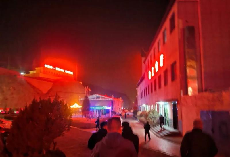 高跃忠和工友们上夜班。受访者供图