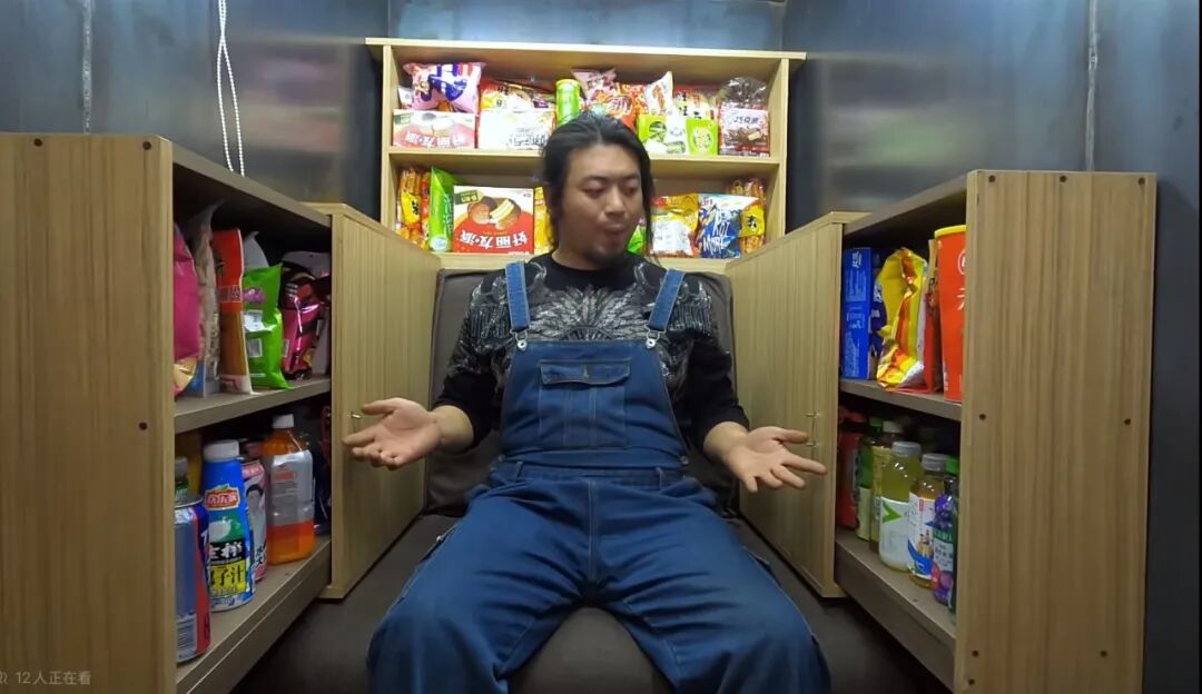 手工耿也曾戏仿这一概念，打造“地下钢铁安全屋”。（图/B站截图）