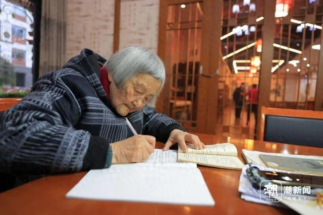 乌奶奶在学英语 李越 摄