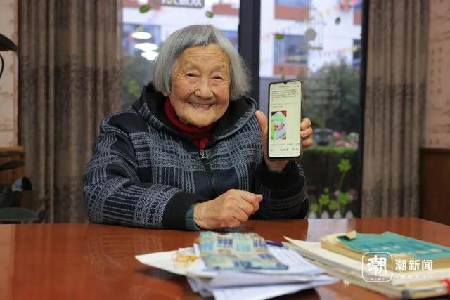 乌奶奶向记者展示自己如何用智能手机 李越 摄