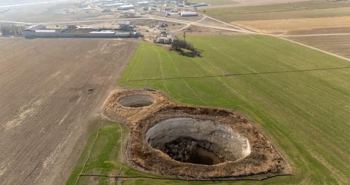 近700个！土耳其惊现“巨大天坑”