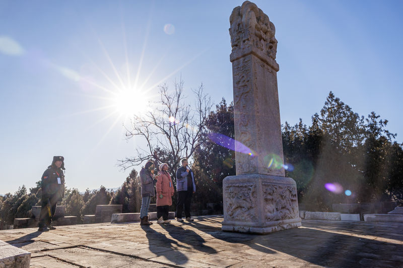 讲解员向游客介绍思陵。新京报记者 王子诚 摄