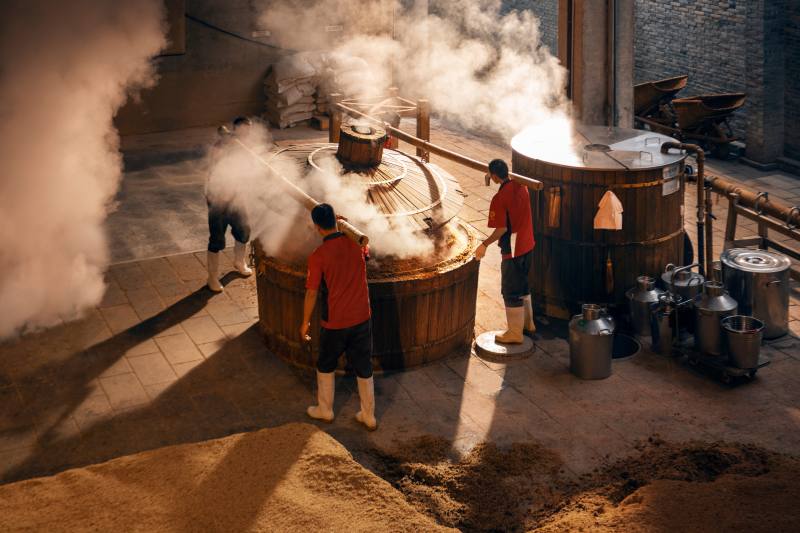 水井坊拥有传承九代的传统酿造技艺。企业供图