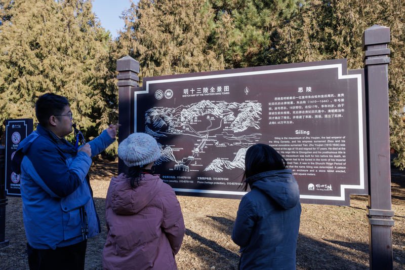 讲解员向游客介绍十三陵布局。新京报记者 王子诚 摄