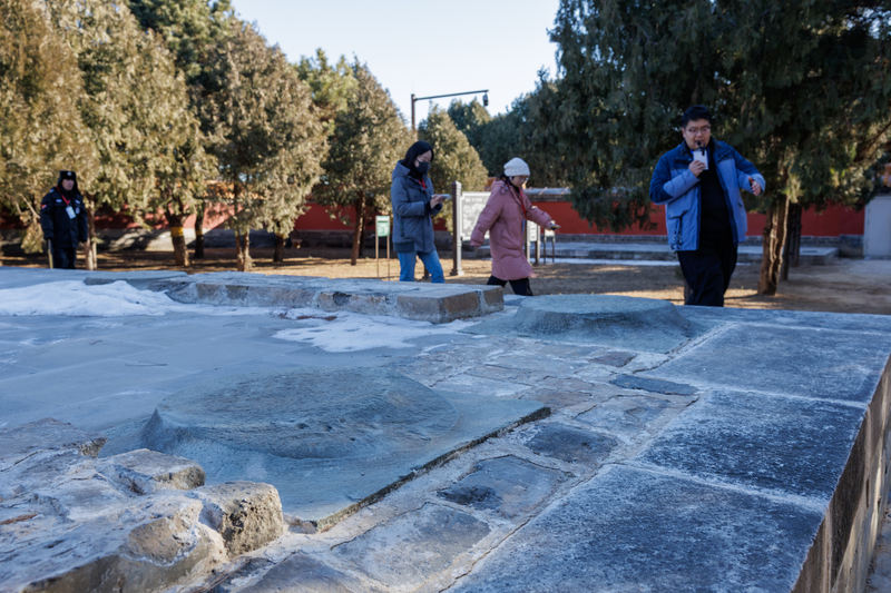 讲解员带领游客走过台基。新京报记者 王子诚 摄