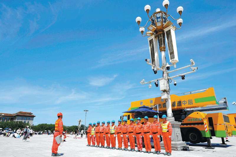 2025年7月7日，国网北京电力城市照明中心华灯班人员在天安门广场召开班前工作会，布置当天工作任务。张超 摄