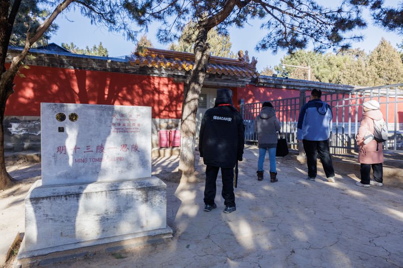 12月23日下午，明十三陵思陵外，游客等待进入。新京报记者 王子诚 摄