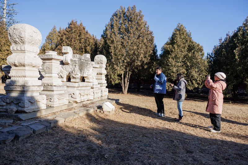 游客拍摄思陵五供。新京报记者 王子诚 摄