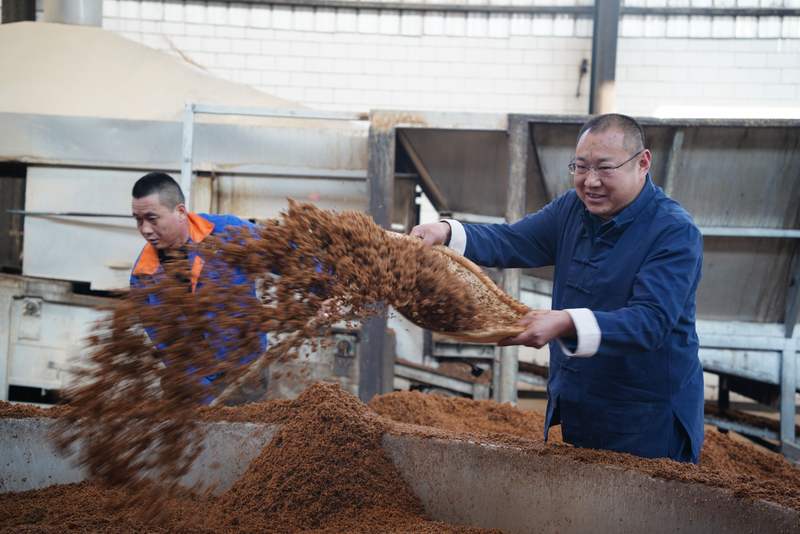 正在酿制的文水白酒。受访者供图