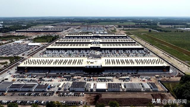 图：美国印第安纳州新卡莱尔的数据中心（图片来源：《大西洋月刊》）