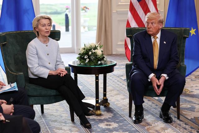 7月27日，冯德莱恩和特朗普在苏格兰会晤 IC photo