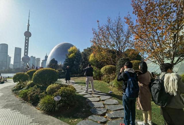 12月9日，泰国游客在北外滩“小巨蛋”前排队拍照。新华社记者 陈爱平 摄