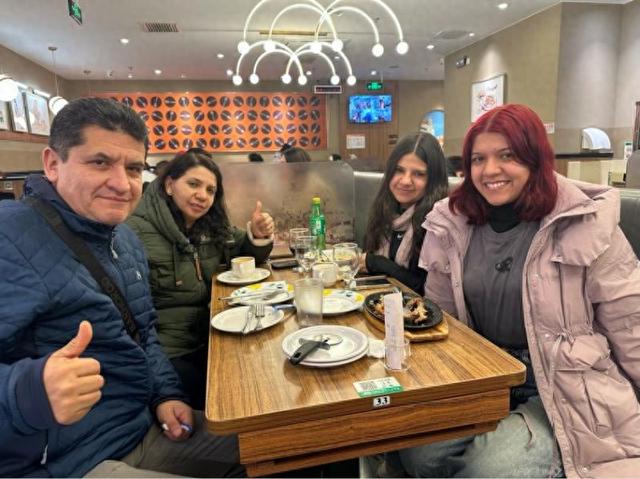 Amy一家在北京用餐（右一为Amy）