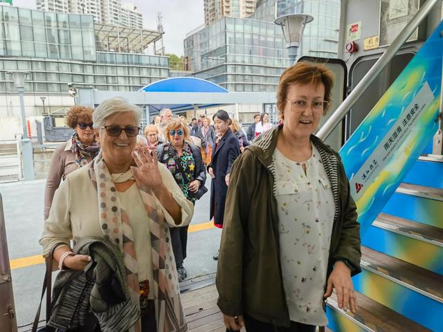 11月5日，来自西班牙等国的游客登上黄浦江游船。新华社记者 陈爱平 摄